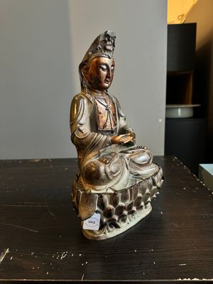 A fine Chinese partly lacquered and gilt bronze sculpture of Bodhisattva on lotus throne, Ming — 照片 2