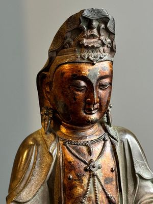 A fine Chinese partly lacquered and gilt bronze sculpture of Bodhisattva on lotus throne, Ming — 照片 5