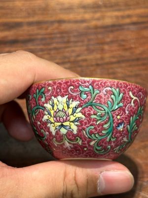 A fine Chinese pink-sgraffito-ground famille rose cup with floral design, Qianlong mark, 19th C. — photo 4