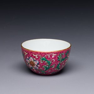 A fine Chinese pink-sgraffito-ground famille rose cup with floral design, Qianlong mark, 19th C. — photo 1