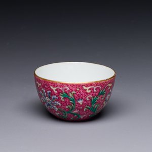 A fine Chinese pink-sgraffito-ground famille rose cup with floral design, Qianlong mark, 19th C. — photo 2