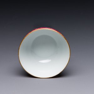 A fine Chinese pink-sgraffito-ground famille rose cup with floral design, Qianlong mark, 19th C. — photo 3