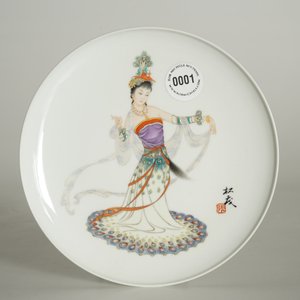 A fine Chinese plate with a dancer, signed Zhang Song Mao, 3rd quarter 20th C. — photo 3