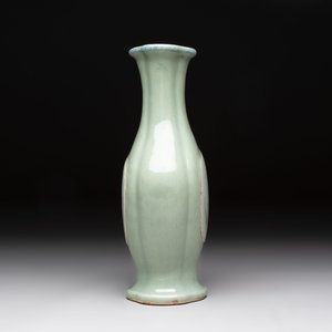 A fine Chinese polychrome celadon-ground 'carp' vase, Qianlong mark and of the period — 照片 2