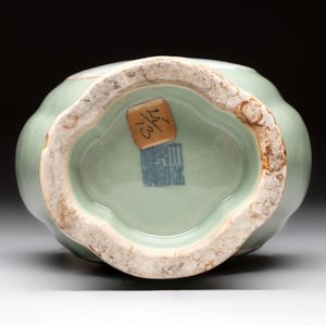 A fine Chinese polychrome celadon-ground 'carp' vase, Qianlong mark and of the period — 照片 6