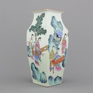 A fine Chinese porcelain famille rose tapered square vase, 19th C. — 照片 1