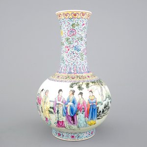 A fine Chinese porcelain famille rose vase, 20th C. — photo 1