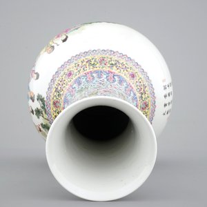 A fine Chinese porcelain famille rose vase, 20th C. — photo 5