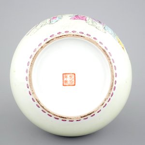 A fine Chinese porcelain famille rose vase, 20th C. — photo 6