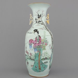 A fine Chinese porcelain famille rose vase decorated with a beauty, 19/20th C. — 照片 1