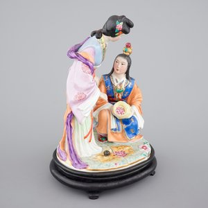 A fine Chinese porcelain figural group on a wooden stand, 20th C — photo 1