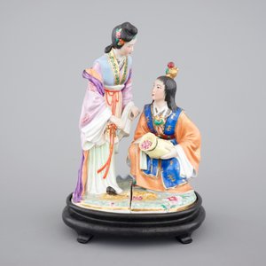 A fine Chinese porcelain figural group on a wooden stand, 20th C — photo 2