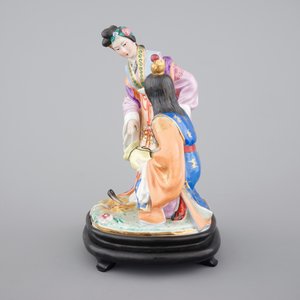 A fine Chinese porcelain figural group on a wooden stand, 20th C — photo 3