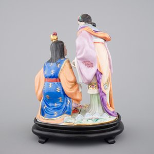 A fine Chinese porcelain figural group on a wooden stand, 20th C — photo 4