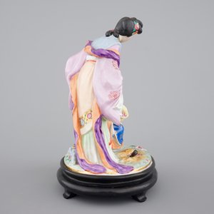 A fine Chinese porcelain figural group on a wooden stand, 20th C — photo 5