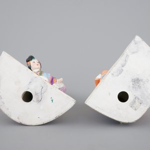 A fine Chinese porcelain figural group on a wooden stand, 20th C — photo 6