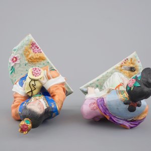 A fine Chinese porcelain figural group on a wooden stand, 20th C — photo 7