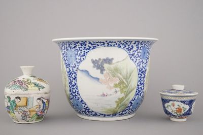 A fine Chinese porcelain jardiniere and two covered bowls, 19/20th C.