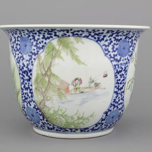 A fine Chinese porcelain jardiniere and two covered bowls, 19/20th C. — photo 3