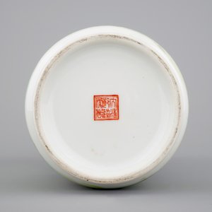 A fine Chinese porcelain rouleau vase, 20th C — foto 7