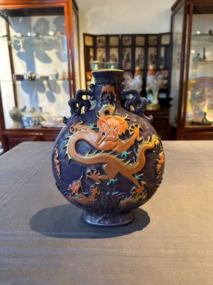 A fine Chinese purple-ground iron-red and gilt-decorated 'dragon' moonflask, Qianlong mark, Republic — foto 1