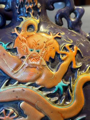 A fine Chinese purple-ground iron-red and gilt-decorated 'dragon' moonflask, Qianlong mark, Republic — foto 11