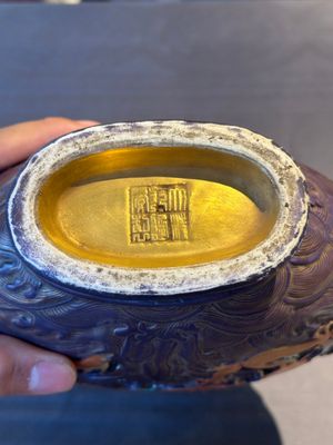 A fine Chinese purple-ground iron-red and gilt-decorated 'dragon' moonflask, Qianlong mark, Republic — foto 13