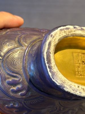 A fine Chinese purple-ground iron-red and gilt-decorated 'dragon' moonflask, Qianlong mark, Republic — foto 14