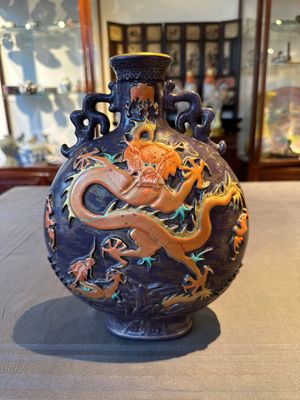 A fine Chinese purple-ground iron-red and gilt-decorated 'dragon' moonflask, Qianlong mark, Republic — foto 2