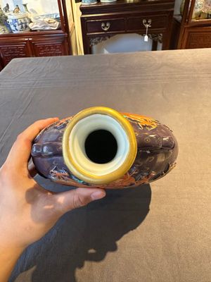 A fine Chinese purple-ground iron-red and gilt-decorated 'dragon' moonflask, Qianlong mark, Republic — foto 3