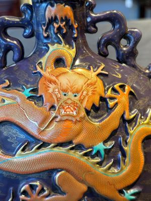 A fine Chinese purple-ground iron-red and gilt-decorated 'dragon' moonflask, Qianlong mark, Republic — foto 4