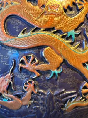 A fine Chinese purple-ground iron-red and gilt-decorated 'dragon' moonflask, Qianlong mark, Republic — foto 6