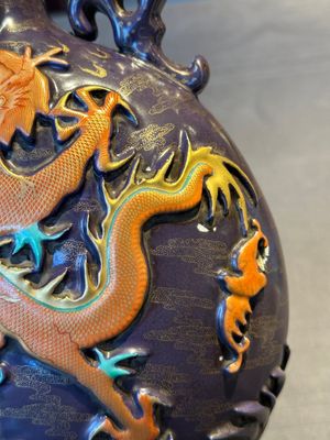 A fine Chinese purple-ground iron-red and gilt-decorated 'dragon' moonflask, Qianlong mark, Republic — foto 7