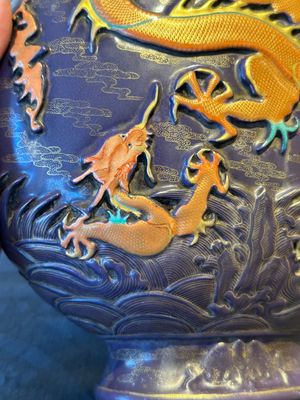 A fine Chinese purple-ground iron-red and gilt-decorated 'dragon' moonflask, Qianlong mark, Republic — foto 9