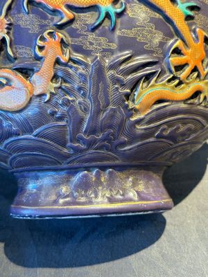A fine Chinese purple-ground iron-red and gilt-decorated 'dragon' moonflask, Qianlong mark, Republic — foto 10