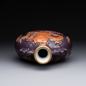 A fine Chinese purple-ground iron-red and gilt-decorated 'dragon' moonflask, Qianlong mark, Republic — foto 3