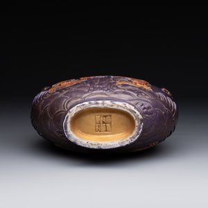 A fine Chinese purple-ground iron-red and gilt-decorated 'dragon' moonflask, Qianlong mark, Republic — foto 4