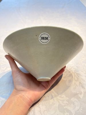 A fine Chinese qingbai conical bowl with incised floral design, Song — 照片 1