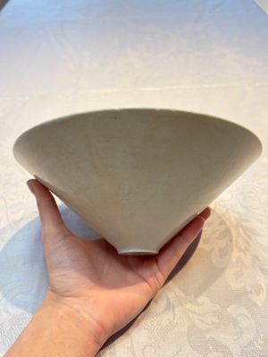 A fine Chinese qingbai conical bowl with incised floral design, Song — 照片 2