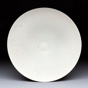 A fine Chinese qingbai conical bowl with incised floral design, Song — 照片 1