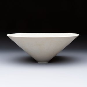 A fine Chinese qingbai conical bowl with incised floral design, Song — 照片 2