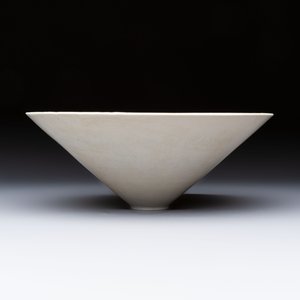 A fine Chinese qingbai conical bowl with incised floral design, Song — 照片 3