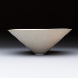 A fine Chinese qingbai conical bowl with incised floral design, Song — 照片 4