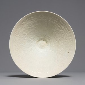 A fine Chinese qingbai conical bowl with incised floral design, Song — 照片 1