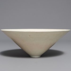 A fine Chinese qingbai conical bowl with incised floral design, Song — 照片 2