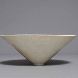 A fine Chinese qingbai conical bowl with incised floral design, Song — 照片 3