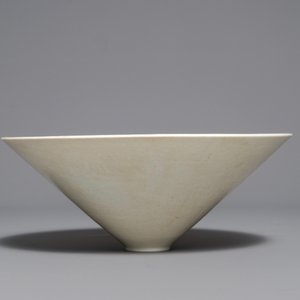 A fine Chinese qingbai conical bowl with incised floral design, Song — 照片 4