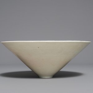 A fine Chinese qingbai conical bowl with incised floral design, Song — 照片 6