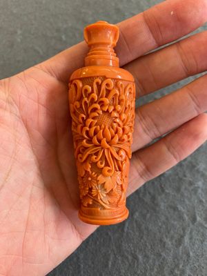 A fine Chinese red coral 'chrysanthemum' snuff bottle, 19/20th C. — 照片 1