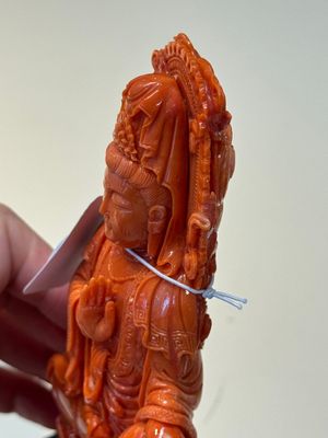 A fine Chinese red coral sculpture of Guanyin seated on a lotus throne on a wooden stand, 19/20th C. — photo 11